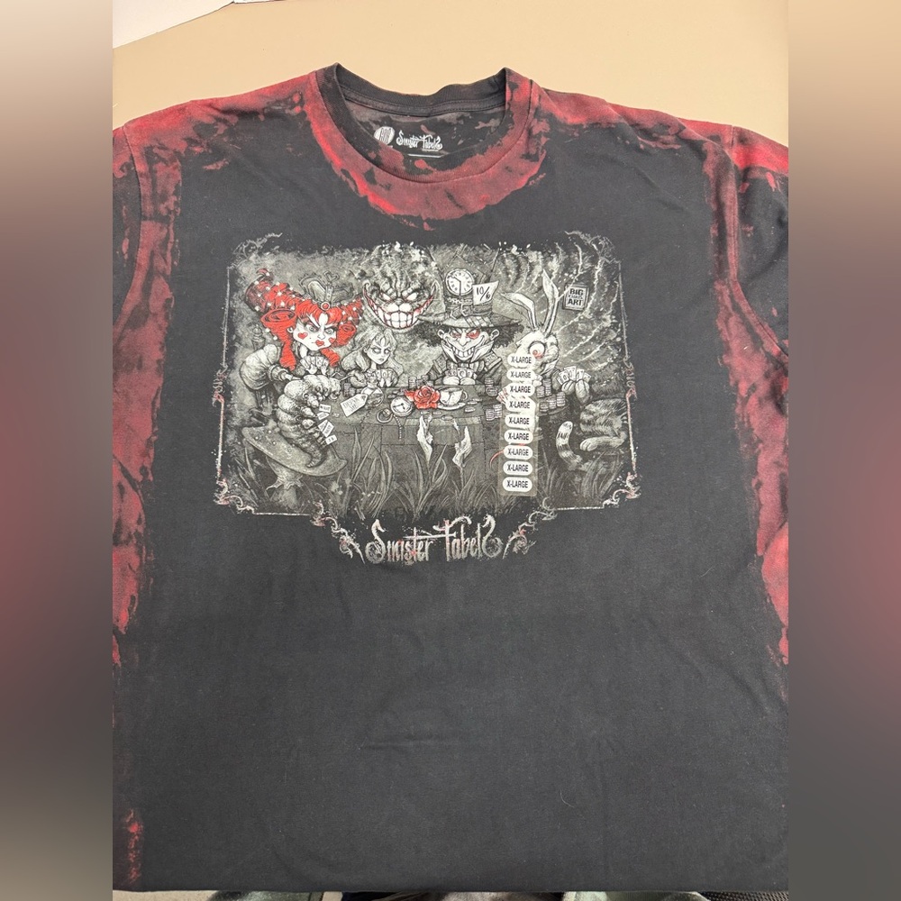 T-Shirt in Black and Red